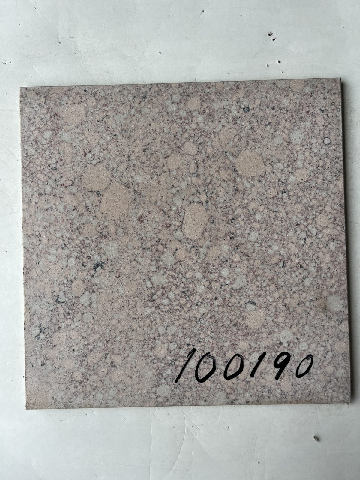 Äkta Italiensk Terazzo - Kvartsbaserad - 300x300x20 - 14m2 - Milt mönster med varma ljusa toner av beige och grå