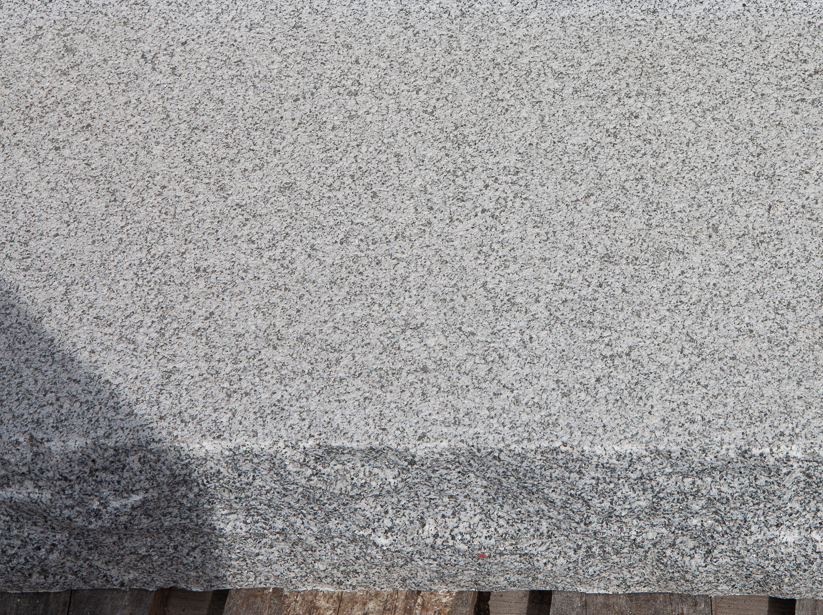 Blocksteg - 2000x350x170mm - Grå granit - Flammad topp & Råkilad front