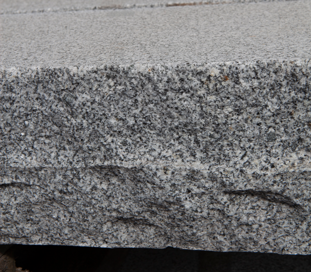 Blocksteg - 2000x350x170mm - Grå granit - Flammad topp & Råkilad front
