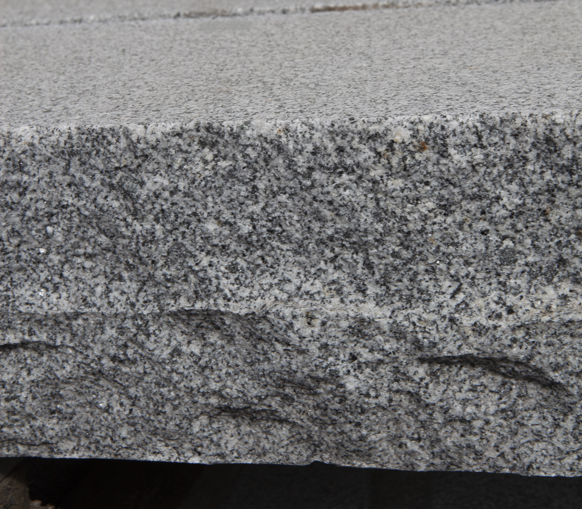 Blocksteg - 2000x350x170mm - Grå granit - Flammad topp & Råkilad front