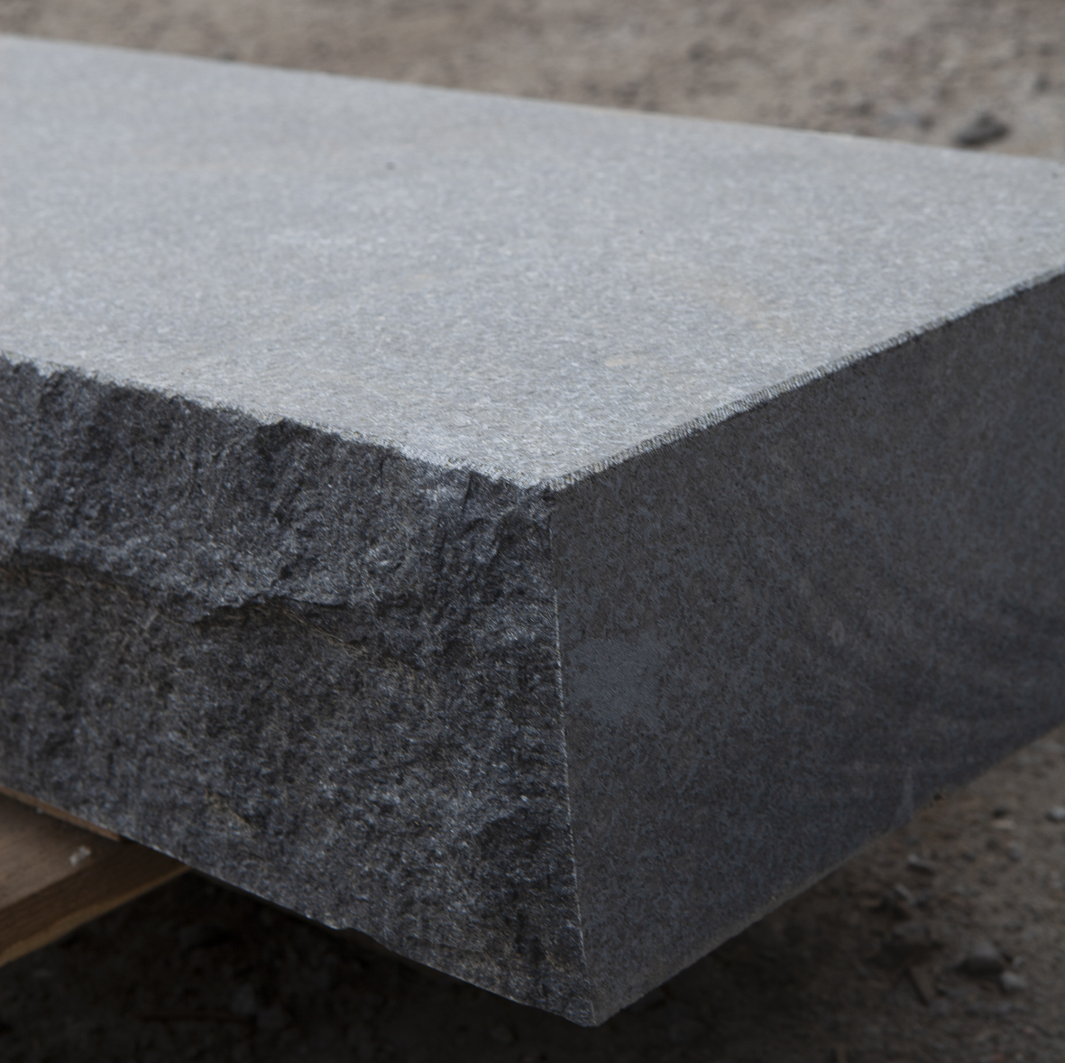 Blocksteg Crystal Black - 1200x350x150 (Hel pall 8st steg)