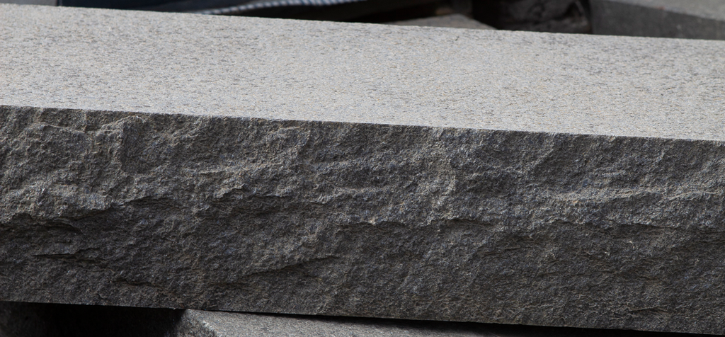 Blocksteg (5st) - 1500x350x150 - Turkisk svart - Flammad & Råkilad front