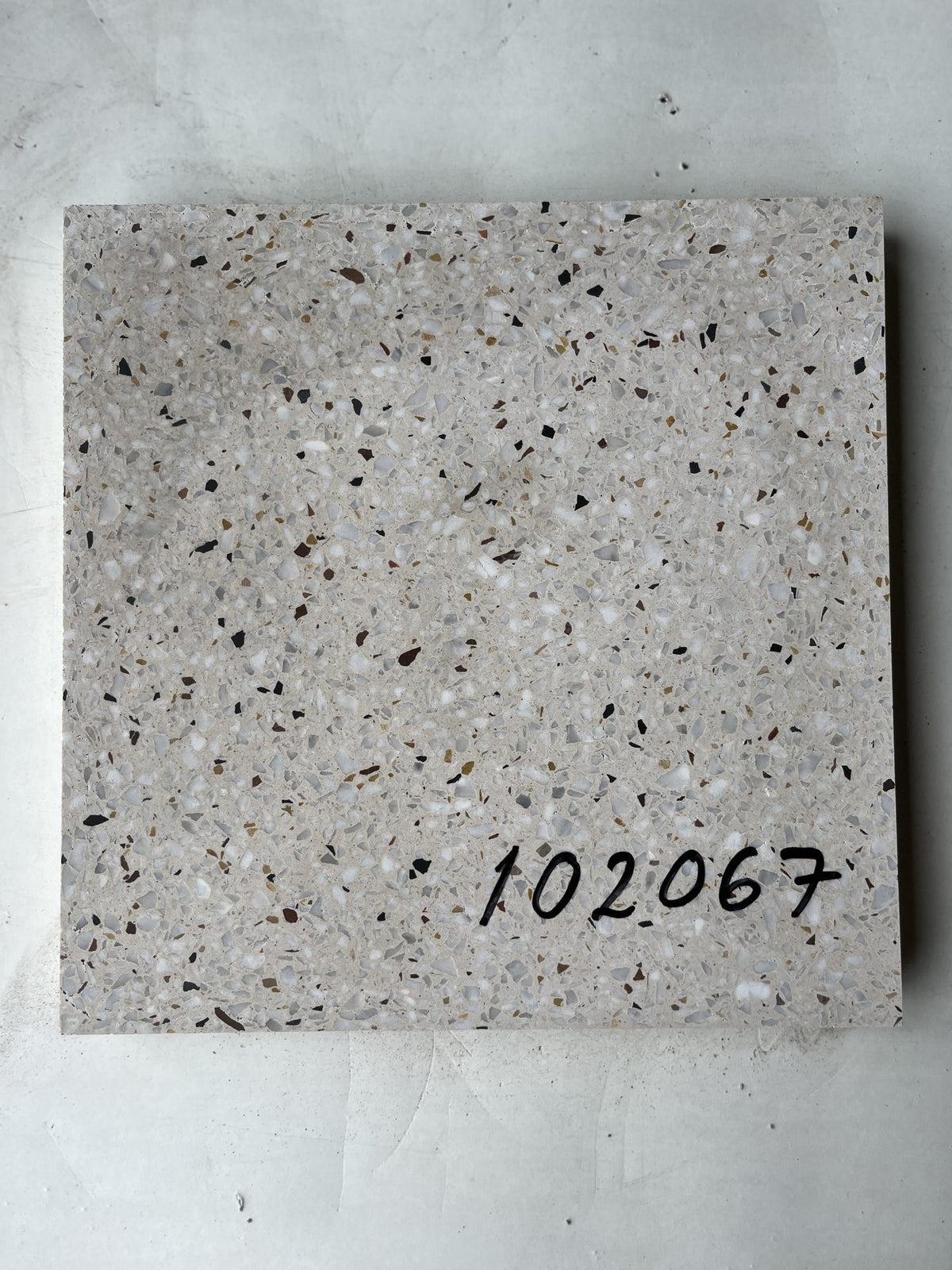 Äkta Italiensk Terazzo  - 300x300x27 - Marmorbaserad - 14m2 - Ljusgrå med inslag av beige, rosa och röd