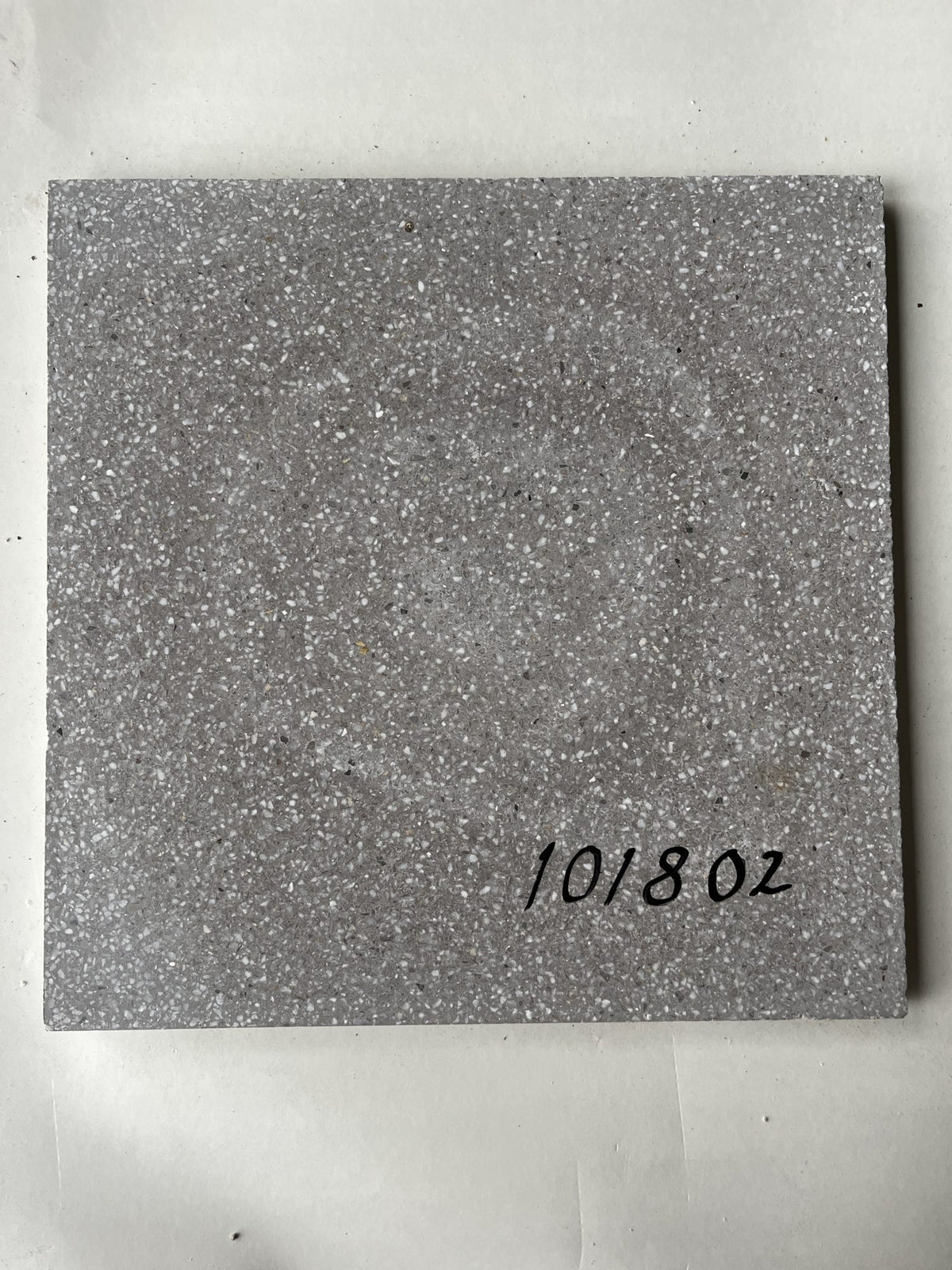 Äkta Italiensk Terrazzo – 300x300x16 - 17m2 - Mellangrå finkornig