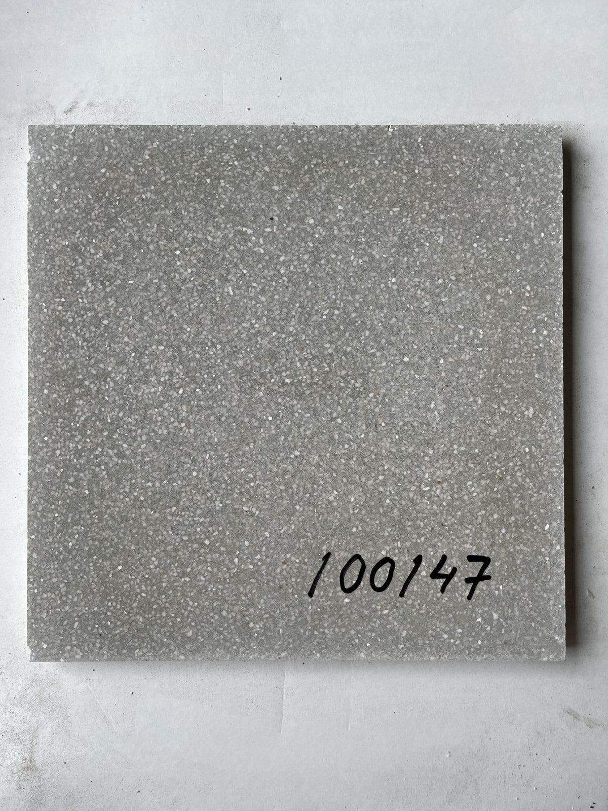 Äkta Italiensk Terrazzo – 300x300x16 - Ljusgrå finkornig marmor - Restparti om 18,22m2
