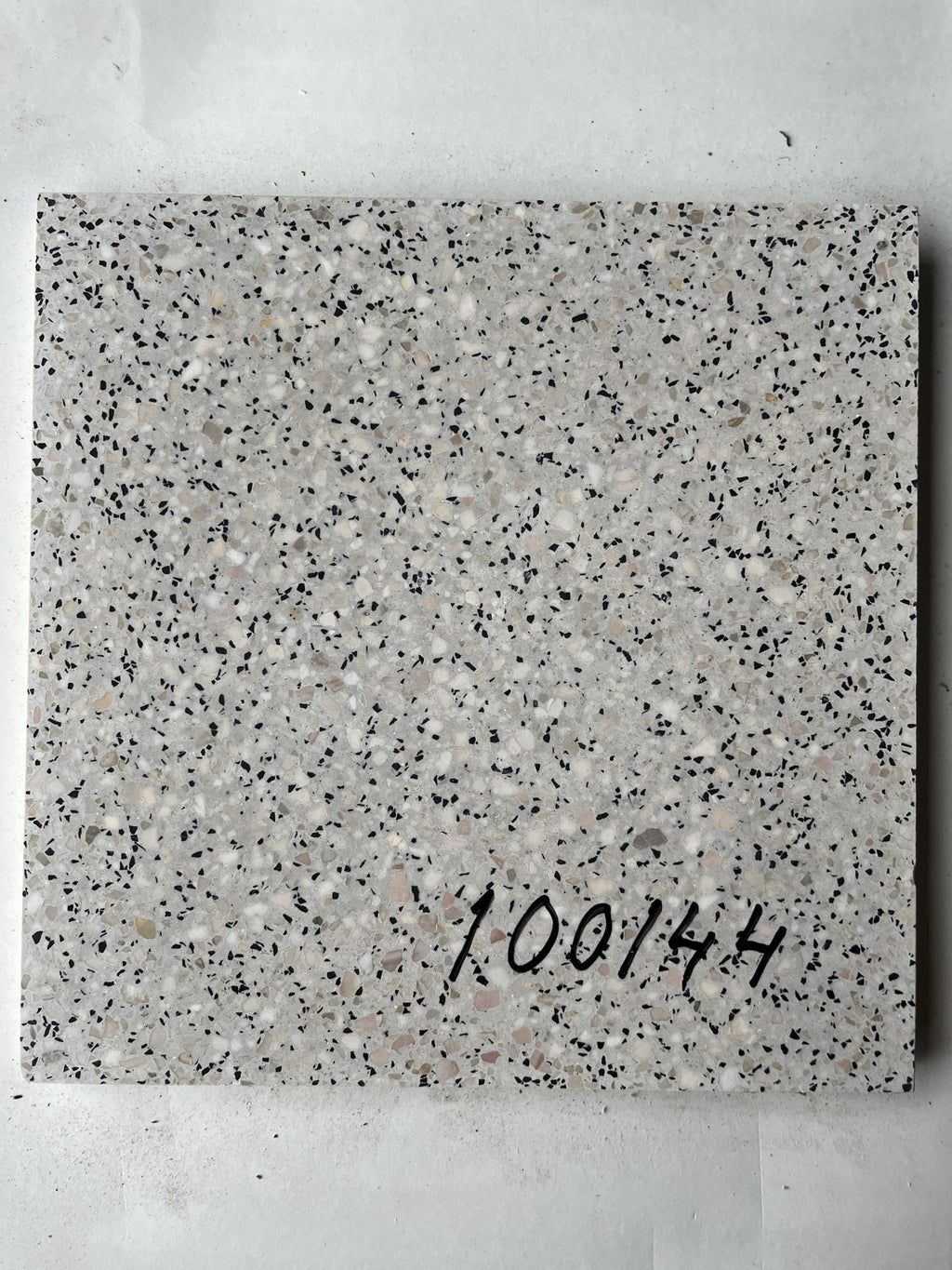 Äkta Italiensk Terrazzo – Restparti om 17m2 - 300x300x16 - Ljusgrå med inslag av beige och rosa
