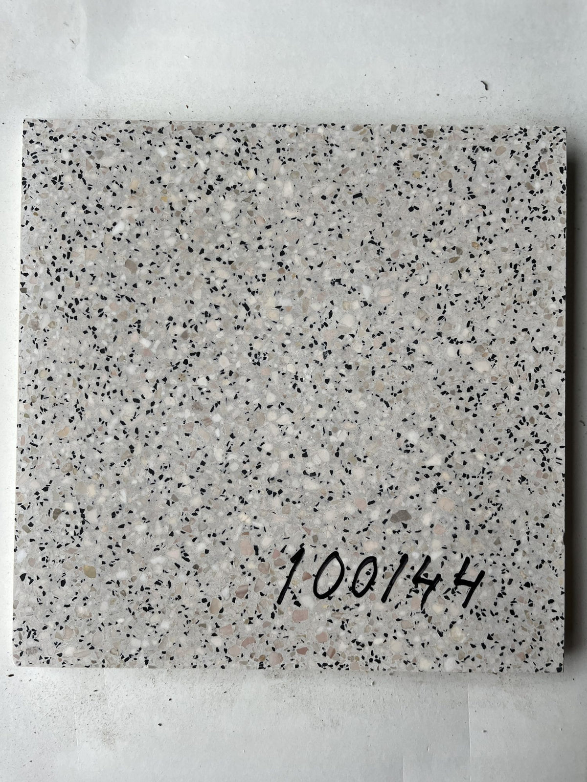 Äkta Italiensk Terrazzo – Restparti om 17m2 - 300x300x16 - Ljusgrå med inslag av beige och rosa