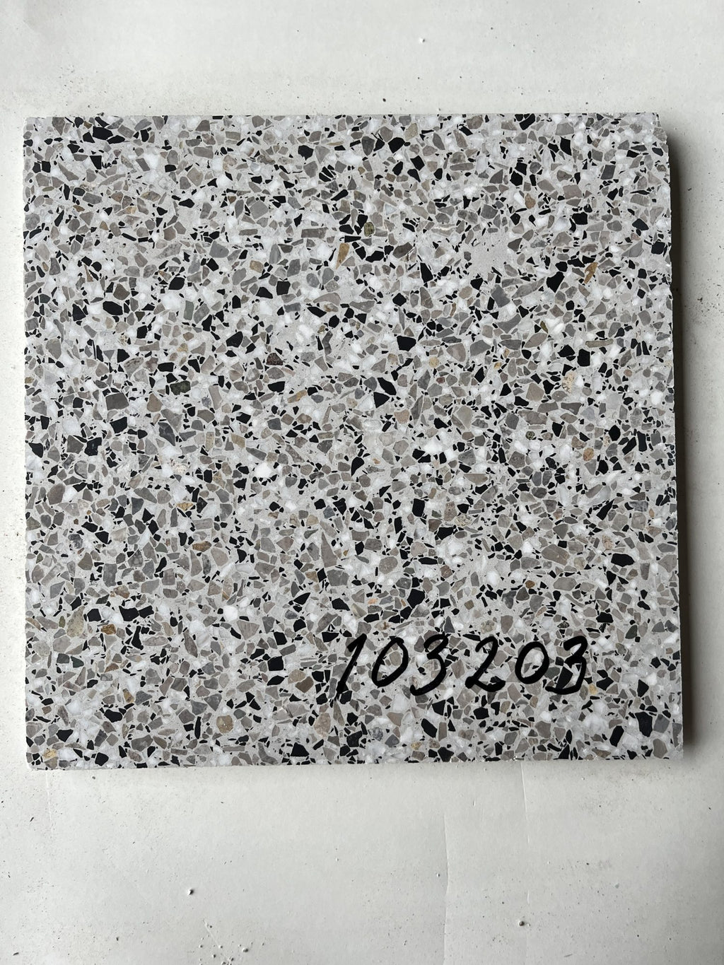 Äkta Italiensk Terrazzo – Marmor – Restparti om 6,12m2 - 300x300x16 - Veneziano - Ljusgrå med inslag av svart och beige