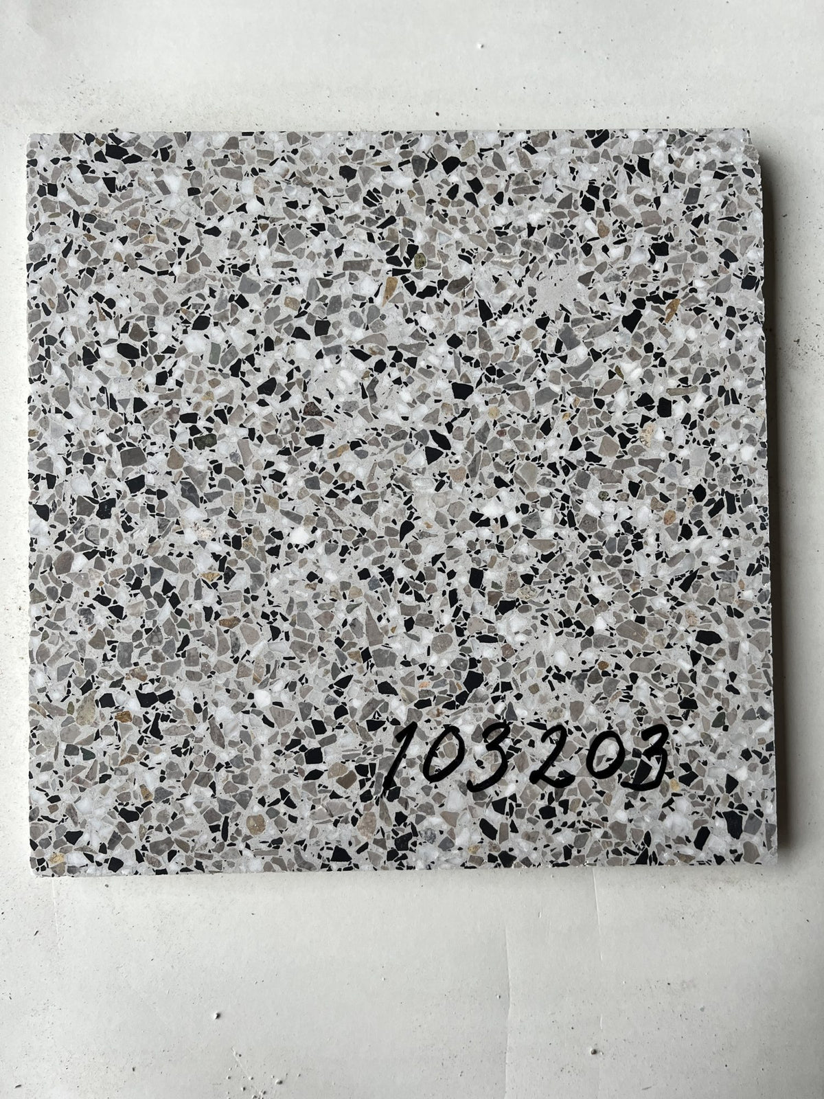 Äkta Italiensk Terrazzo – Marmor – Restparti om 6,12m2 - 300x300x16 - Veneziano - Ljusgrå med inslag av svart och beige