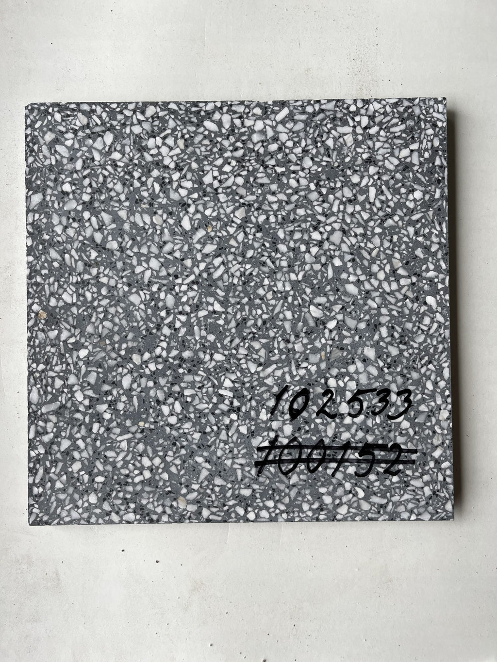 Äkta Italiensk Terrazzo – Restparti om 6,27m2 - 300x300x16 - Antracite med ljus marmorering