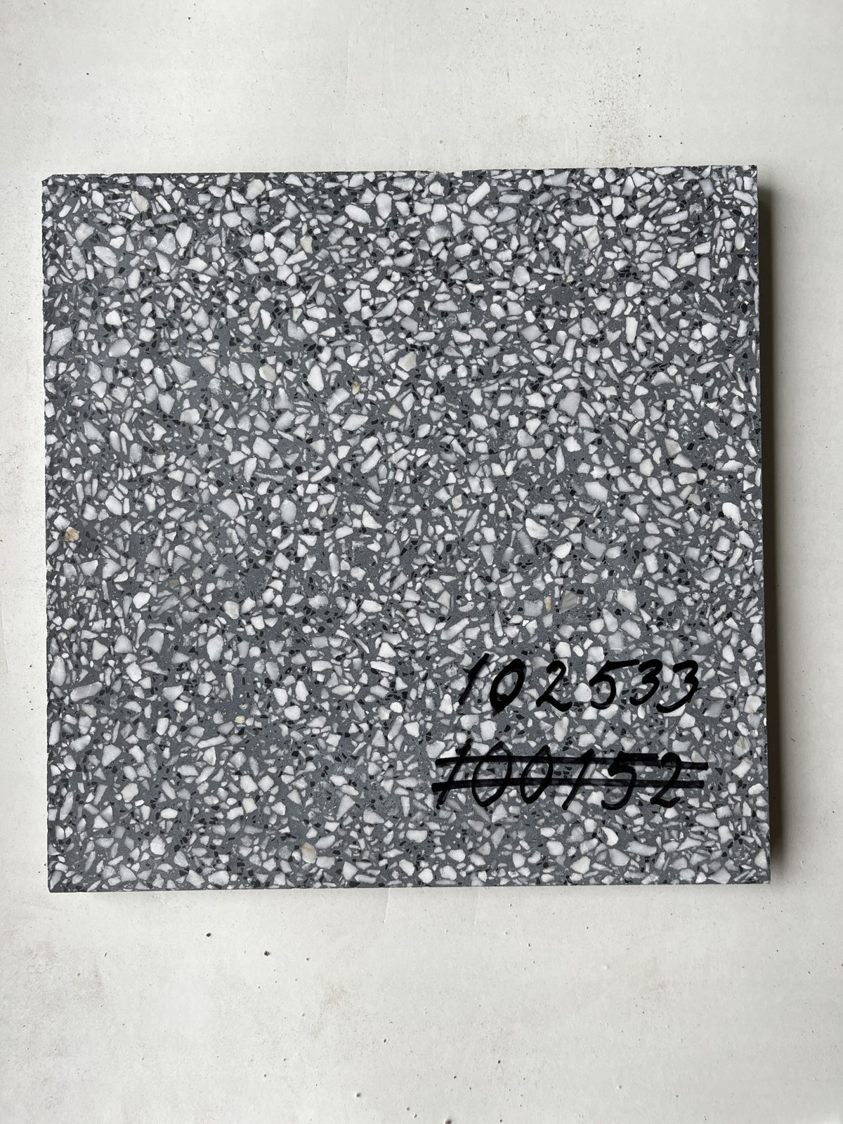 Äkta Italiensk Terrazzo – Restparti om 6,27m2 - 300x300x16 - Antracite med ljus marmorering