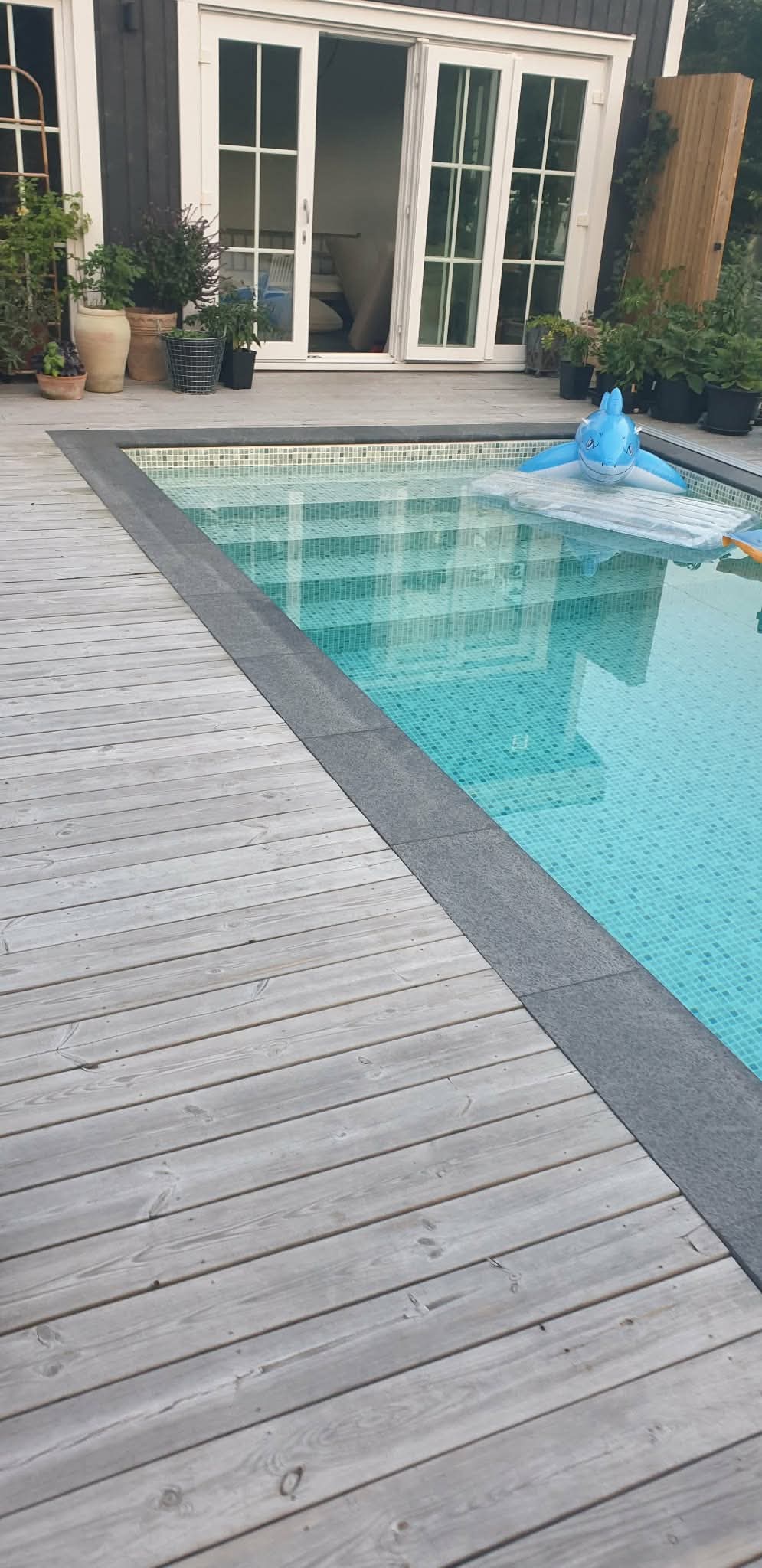 Poolkantsten - Säljes i komplett paket för 3x6 meters pool - 500x250x50 - Crystal Black