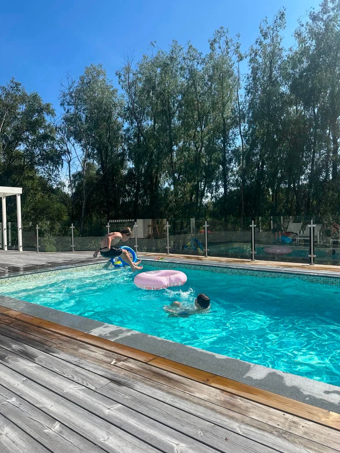Poolkantsten - Säljes i komplett paket för 3x6 meters pool - 500x250x50 - Grå granit