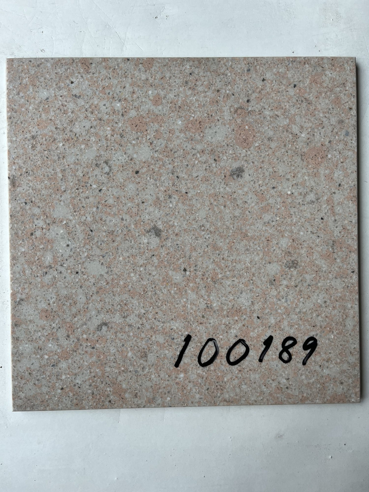 Äkta Italiensk Terazzo - Quarzo - Kvartsbaserad - 300x300x20 - 13m2 - Vit och rosa marmorering